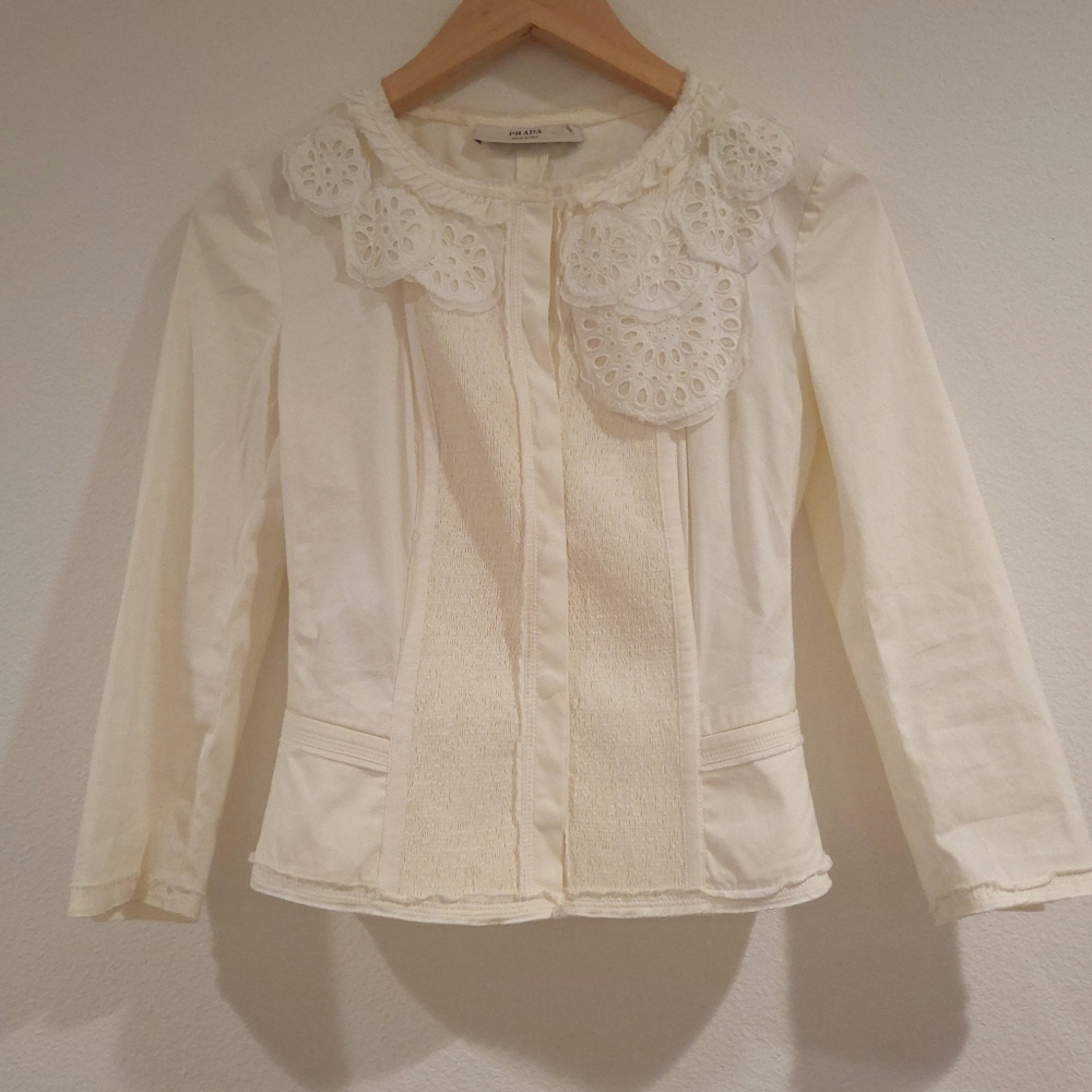 Adorable Prada Ivory/White cotton blazer size 38 for a slim fit.